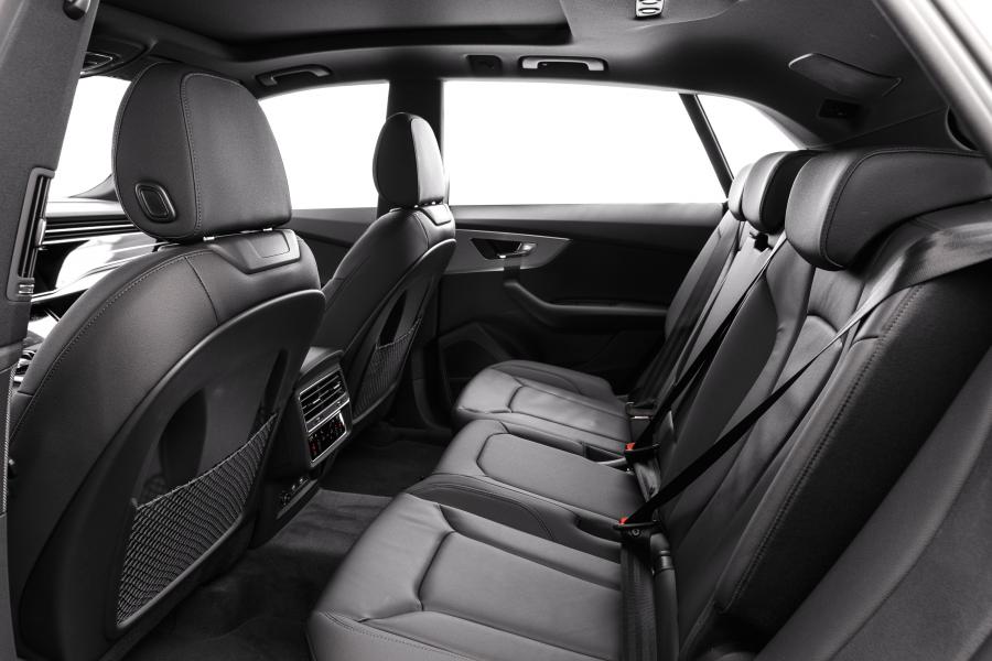 Интерьер Audi Q8 55 TFSI Quattro S-Line 2019 года  (LA) (фото 19 из 21)